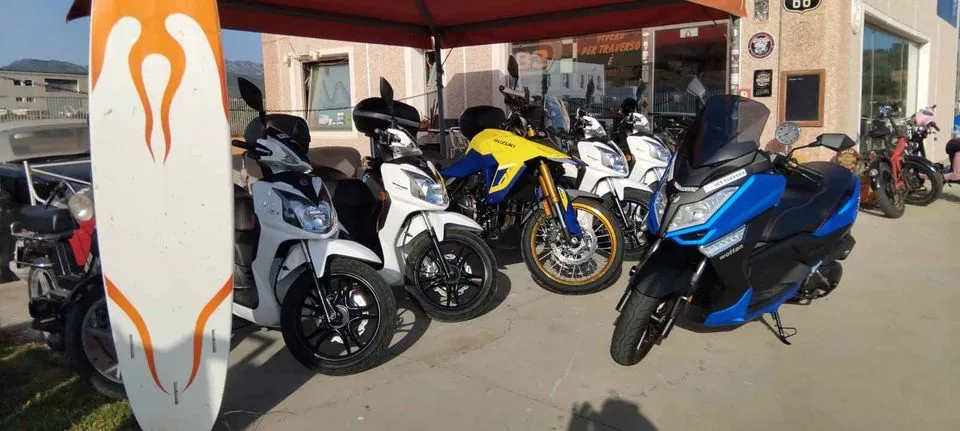 Scooter e moto pronti al noleggio nel piazzale G&G Motors a San Teodoro